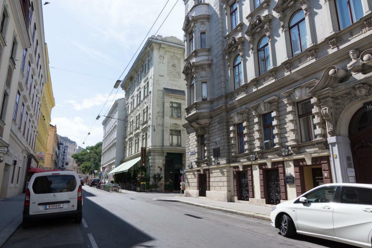 Modern Apartment At Rathaus Wenen Buitenkant foto